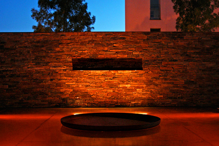 Garten- und Wasserbecken (Nacht)
